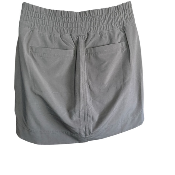 Athleta Chelsea Cargo Skort Mesh Inner Shorts
Skirt black Womens Size 2 preloved - Picture 4 of 8